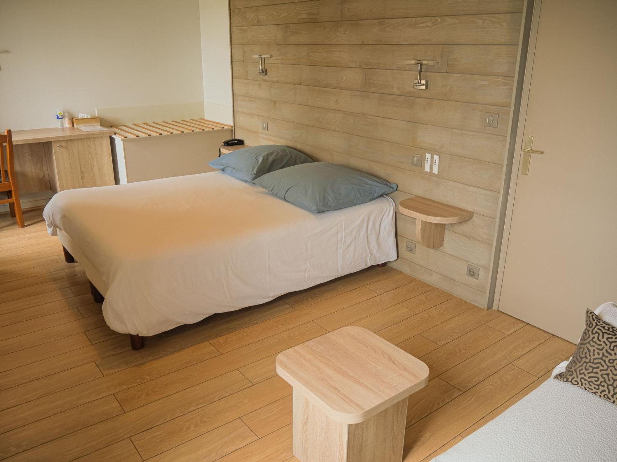 Logis Hotels - Au Poisson D'Argent - Hotel 3 Etoiles Et Restaurant Le Mesnil-en-Vallée 外观 照片