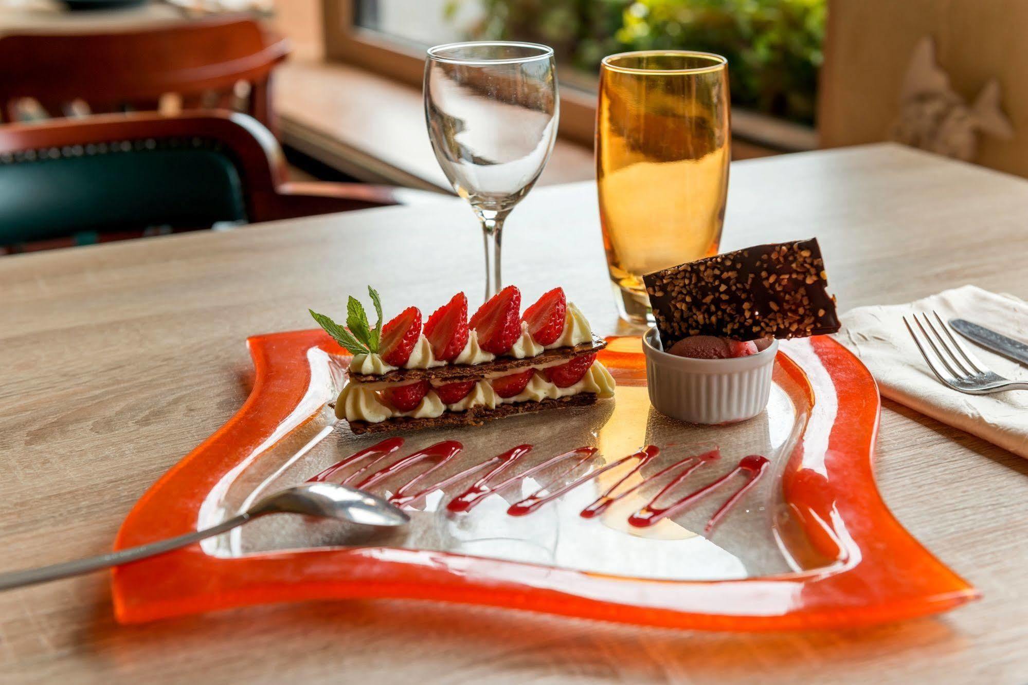 Logis Hotels - Au Poisson D'Argent - Hotel 3 Etoiles Et Restaurant Le Mesnil-en-Vallée 外观 照片