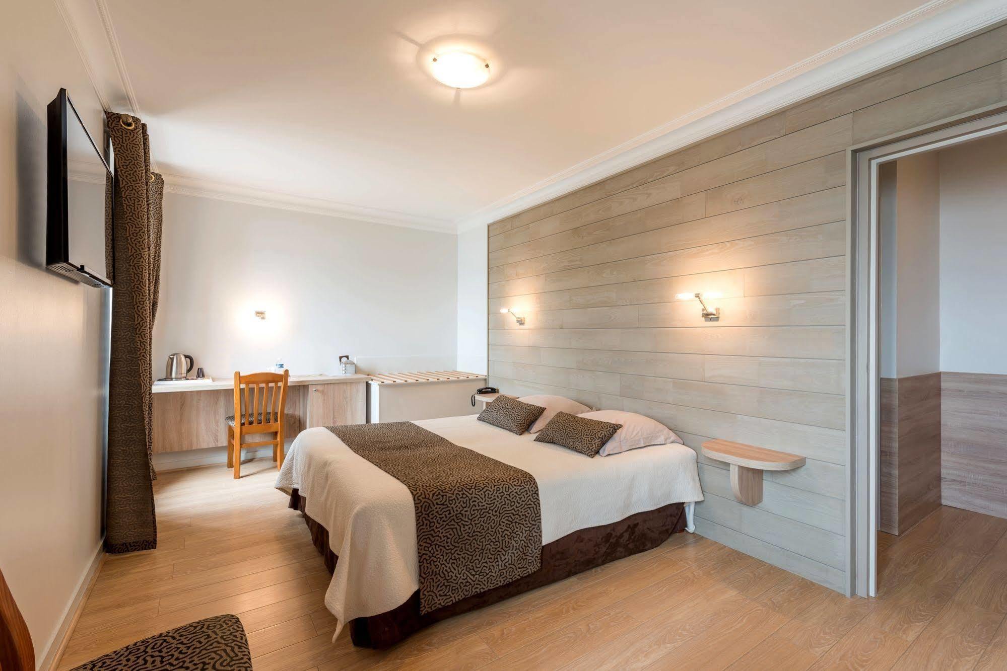 Logis Hotels - Au Poisson D'Argent - Hotel 3 Etoiles Et Restaurant Le Mesnil-en-Vallée 外观 照片