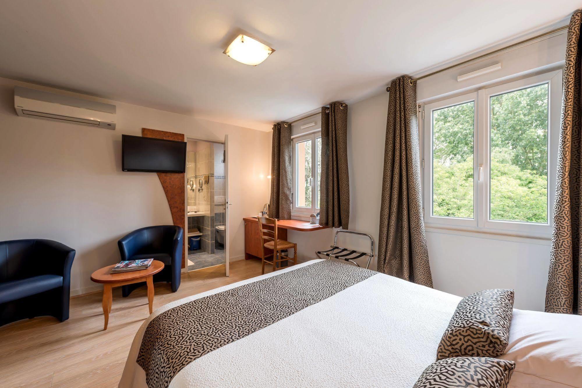 Logis Hotels - Au Poisson D'Argent - Hotel 3 Etoiles Et Restaurant Le Mesnil-en-Vallée 外观 照片