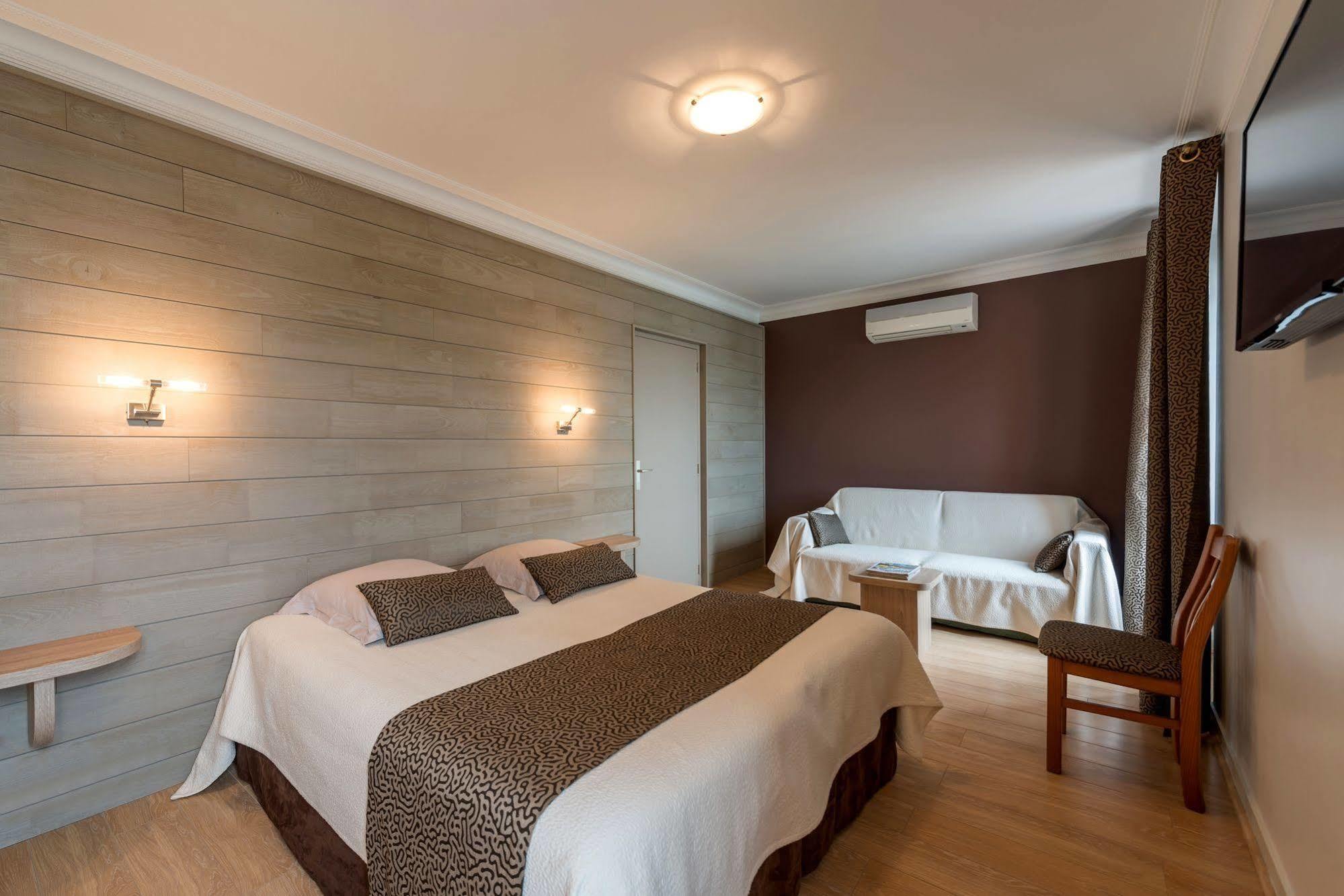 Logis Hotels - Au Poisson D'Argent - Hotel 3 Etoiles Et Restaurant Le Mesnil-en-Vallée 外观 照片
