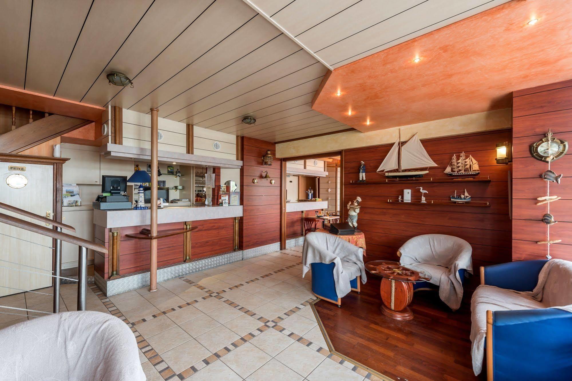 Logis Hotels - Au Poisson D'Argent - Hotel 3 Etoiles Et Restaurant Le Mesnil-en-Vallée 外观 照片