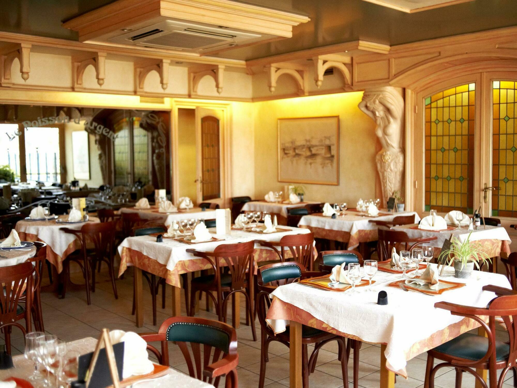 Logis Hotels - Au Poisson D'Argent - Hotel 3 Etoiles Et Restaurant Le Mesnil-en-Vallée 外观 照片